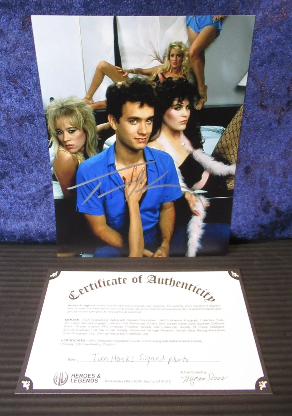 TOM HANKS — TOM HANKS BACHELOR PARTY SIGNED RARE ANGEL AND THE RERUNS 8"X10" PHOTO W COA, изображение 2
