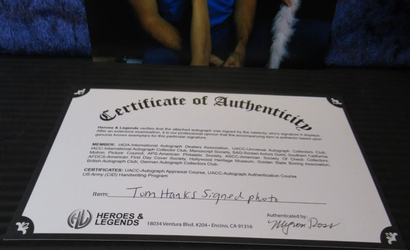 TOM HANKS — TOM HANKS BACHELOR PARTY SIGNED RARE ANGEL AND THE RERUNS 8"X10" PHOTO W COA, изображение 5