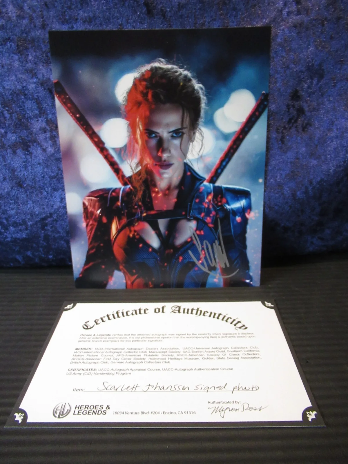 SCARLET JOHANSON — BLACK WIDOW SCARLETT JOHANSON SIGNED 8"X10" PHOTO AUTOGRAPHED W COA, image 2