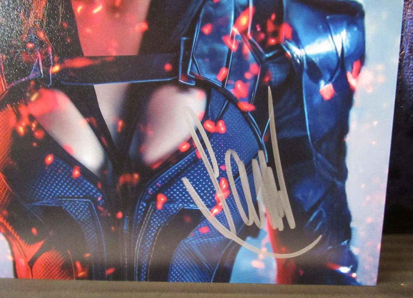 SCARLET JOHANSON — BLACK WIDOW SCARLETT JOHANSON SIGNED 8"X10" PHOTO AUTOGRAPHED W COA, image 3