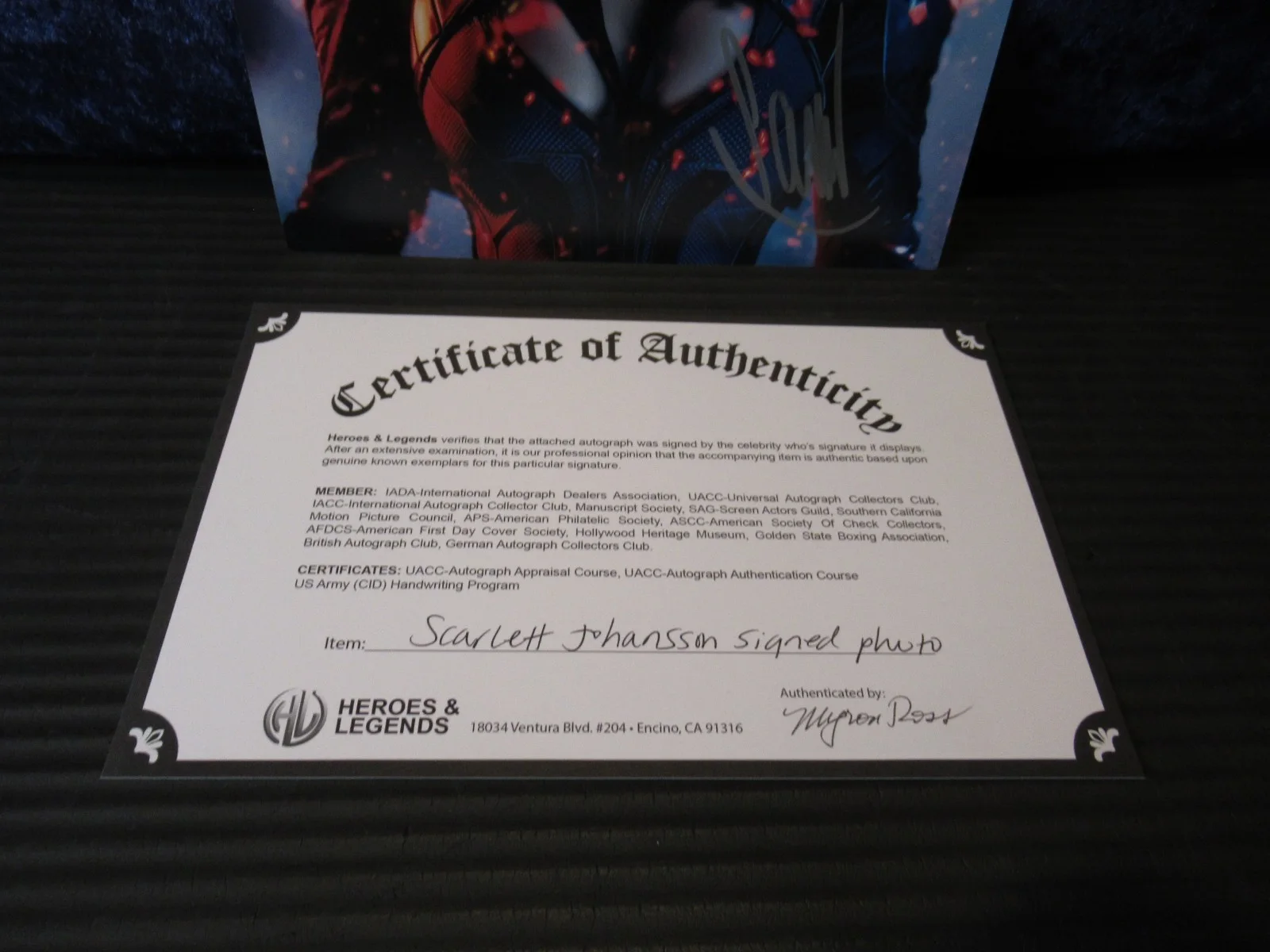 SCARLET JOHANSON — BLACK WIDOW SCARLETT JOHANSON SIGNED 8"X10" PHOTO AUTOGRAPHED W COA, image 4