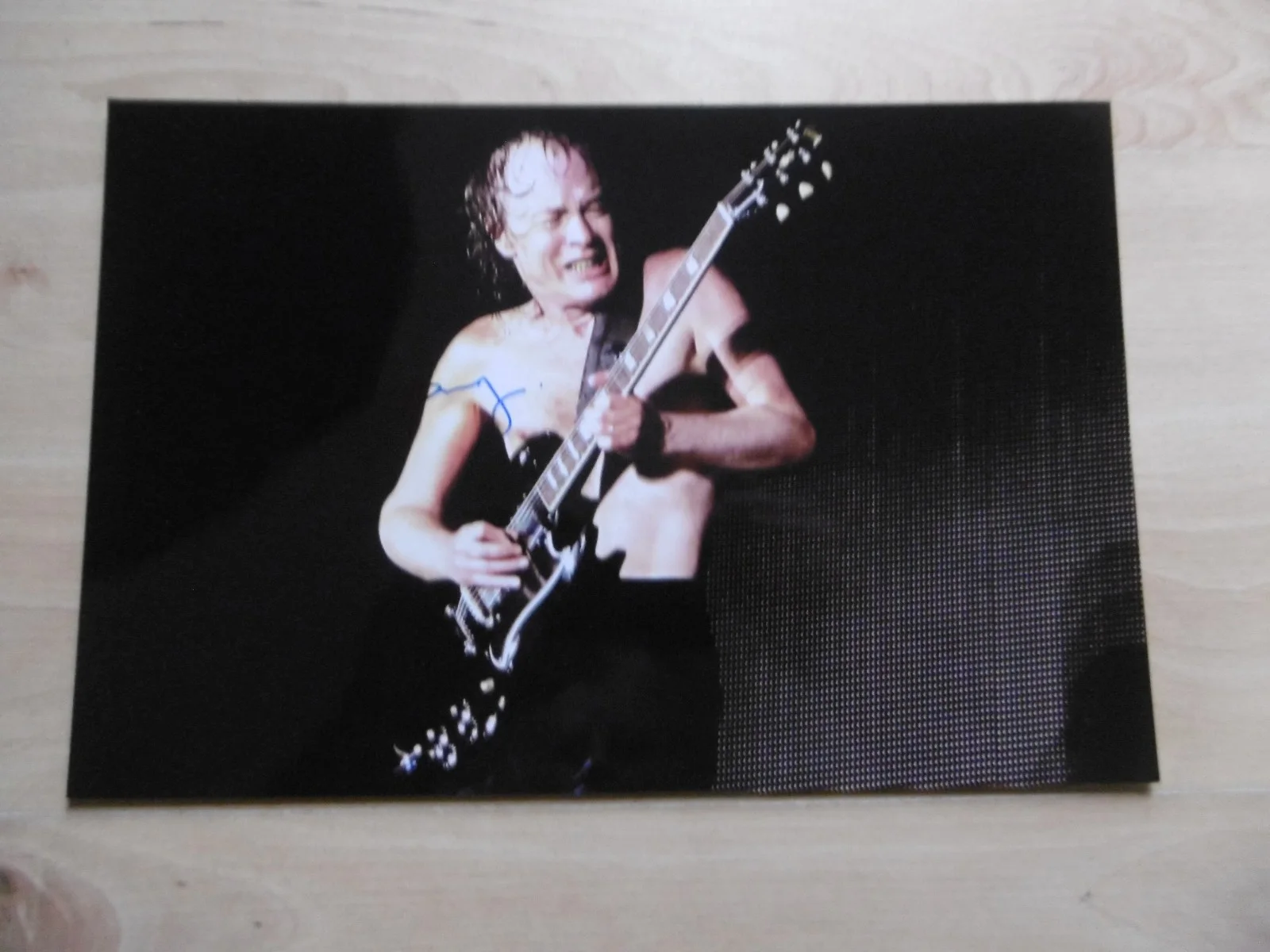 Angus Young "AC/DC" signed 8x12 inch photo autograph ACOA, image 2
