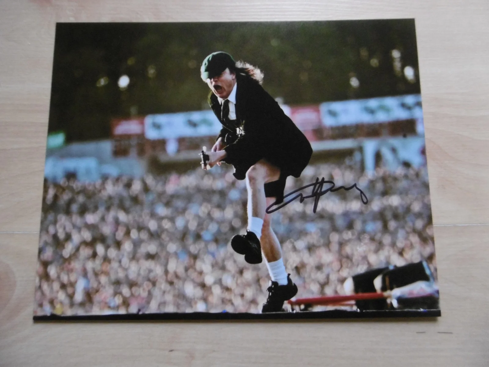 Angus Young "AC/DC" signed 8x10 inch photo autograph ACOA, image 2