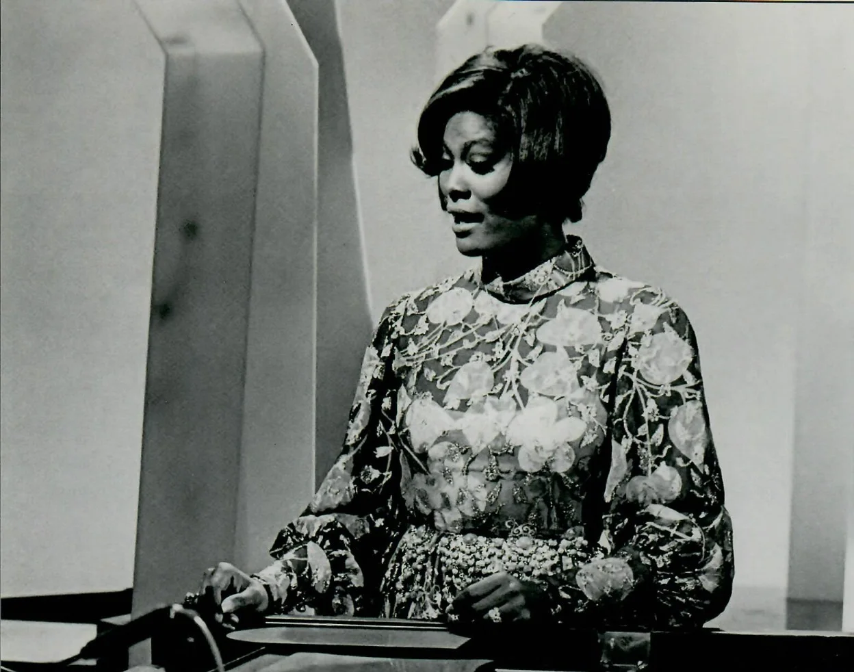 Dionne Warwick Singer Actress TV Host Signed Autographed 8 x 10 Photo TTM COA, image 3