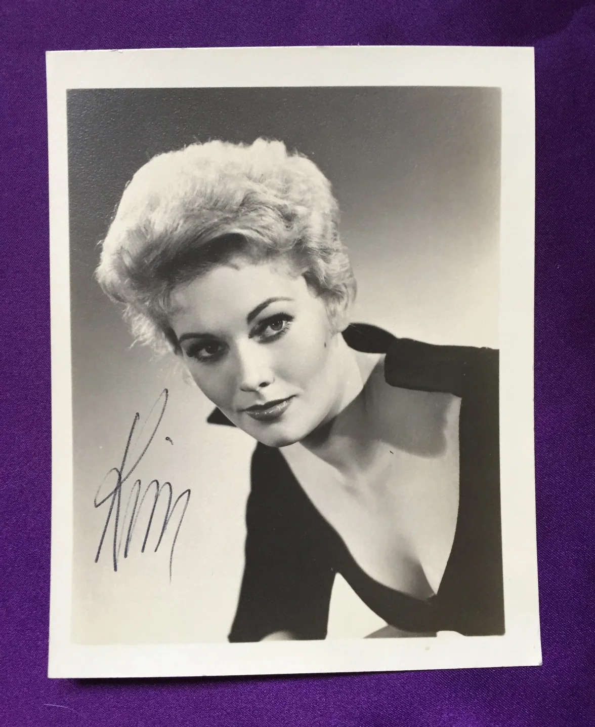 Kim Novak — KIM NOVAK SIGNED PHOTO - Golden Globe Actress, Vertigo, etc., Orig. Autograph