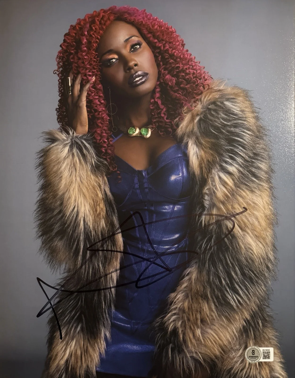Anna Diop — ANNA DIOP SIGNED 11x14 DC COMICS TEEN TITANS STARFIRE PHOTO BECKETT BV18528, изображение 2