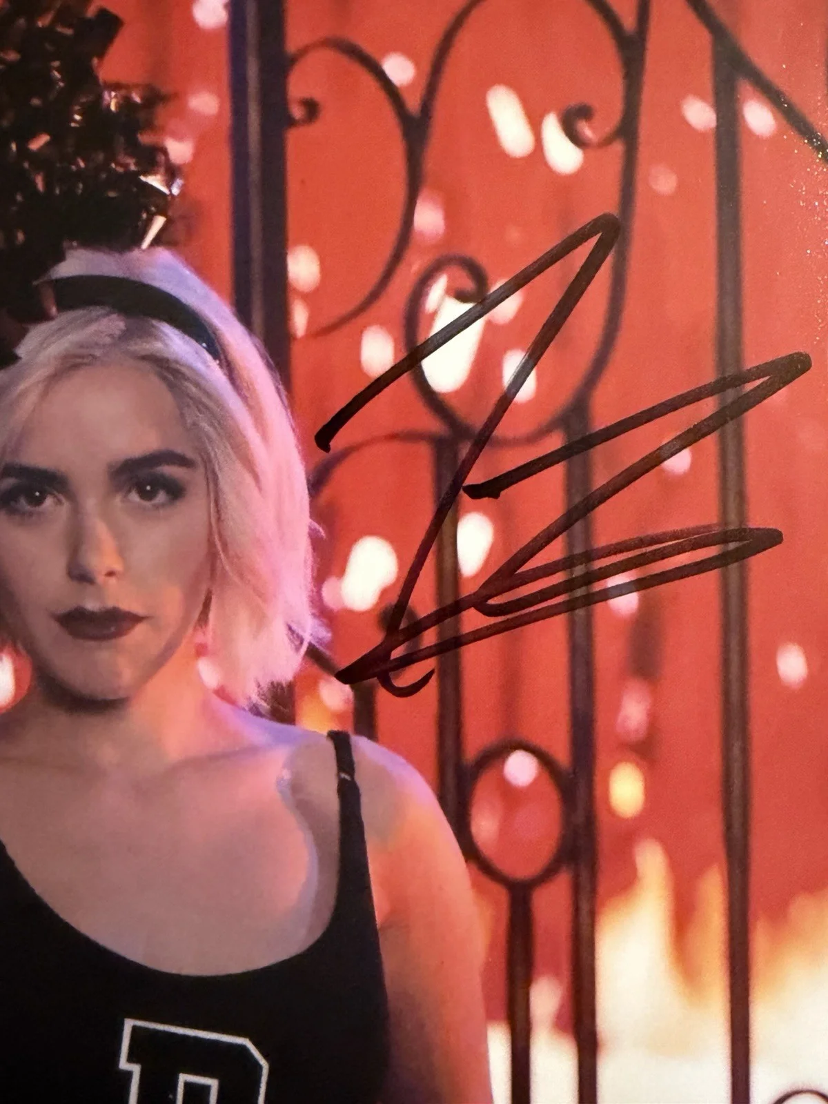 Kiernan Shipka — KIERNAN SHIKPA SIGNED 8x10 AUTOGRAPH SEXY SABRINA PHOTO BECKETT HOLO BV18502, изображение 2
