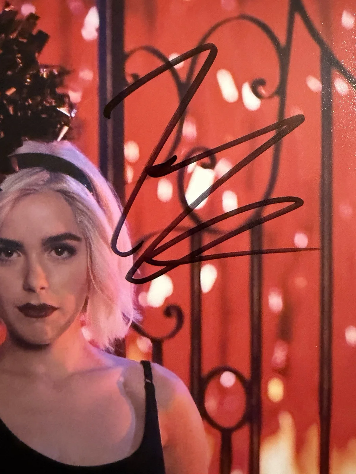 Kiernan Shipka — KIERNAN SHIKPA SIGNED 8x10 AUTOGRAPH SABRINA SPELLMAN PHOTO BECKETT HOLO BV18500, изображение 2