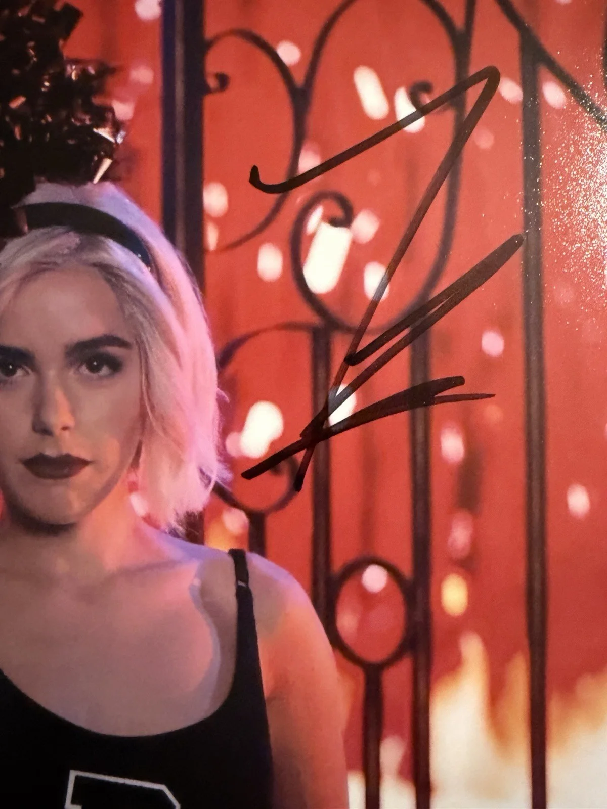 Kiernan Shipka — KIERNAN SHIKPA SIGNED 8x10 AUTOGRAPH SEXY SABRINA PHOTO BECKETT HOLO BV18501, изображение 2