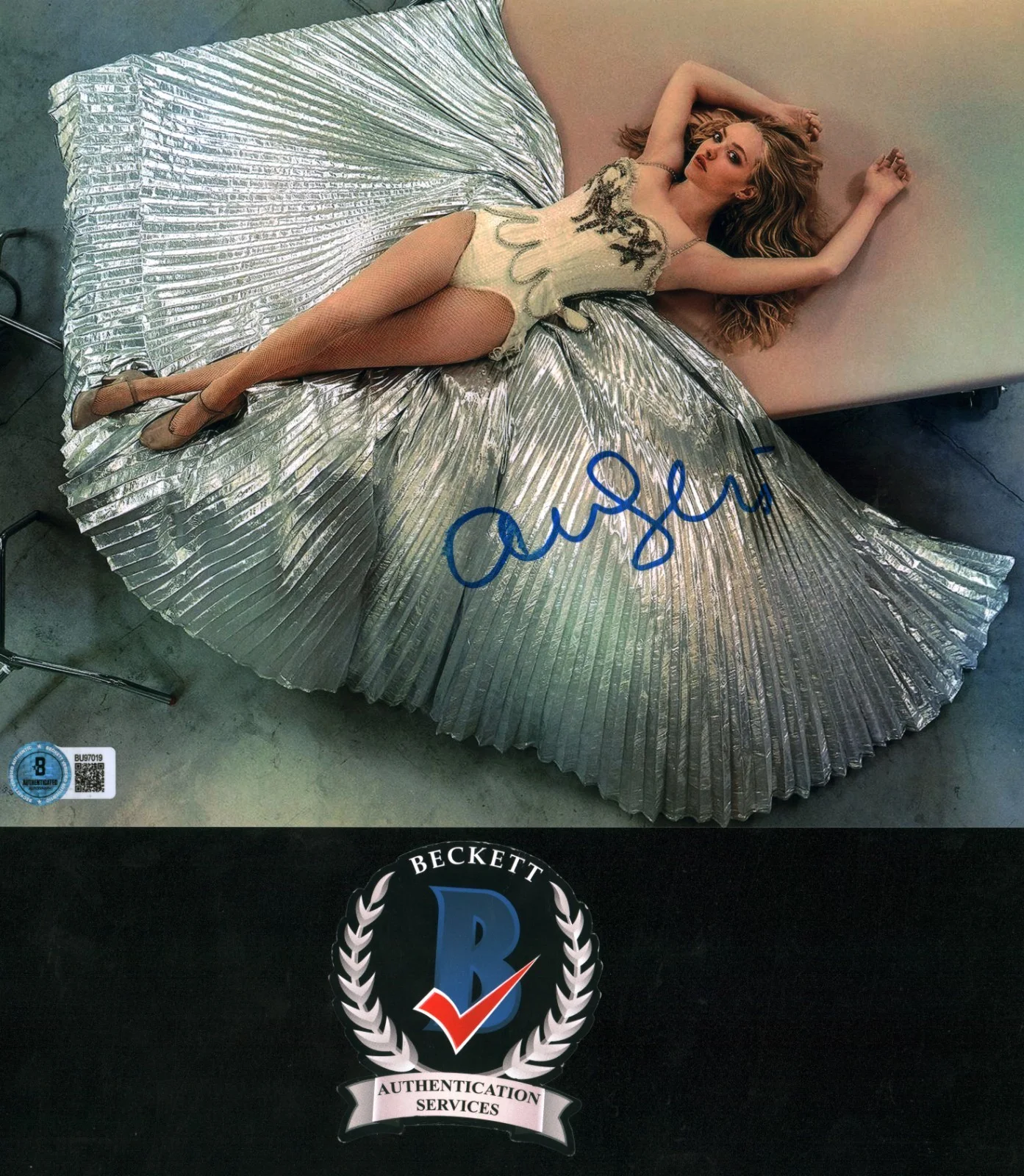 amanda seyfried — Amanda Seyfried Signed Autographed Beautiful Leggy Blonde 8x10 Photo BAS COA