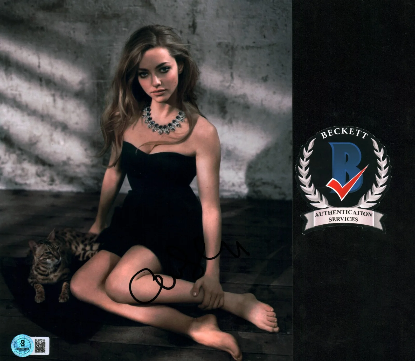 amanda seyfried — Amanda Seyfried Signed Autographed Beautiful Barefoot Blonde 8x10 Photo BAS COA