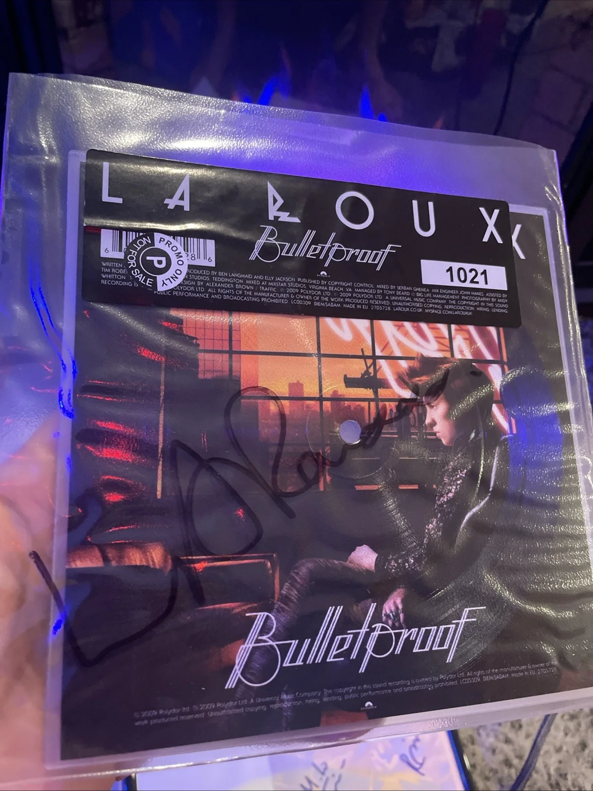 La Roux Bulletproof #1021 Autographed 45 Picture Record COA, image 3