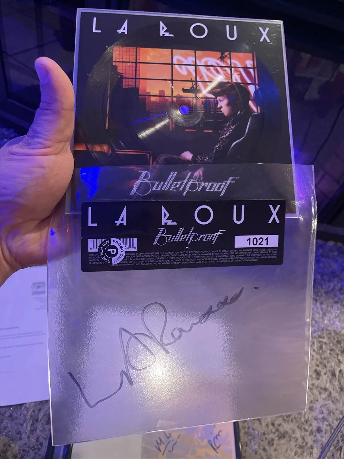 La Roux Bulletproof #1021 Autographed 45 Picture Record COA, image 4