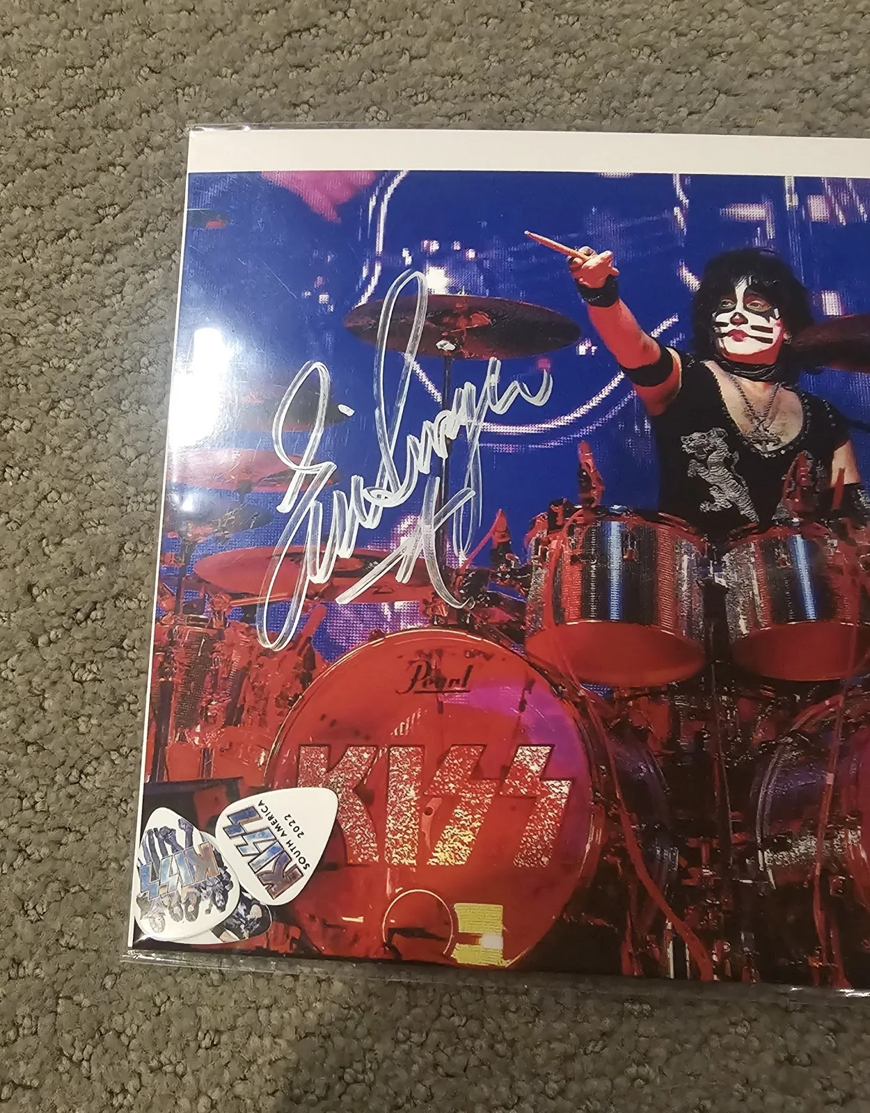 ERIC SINGER 8"X10" PROMO PHOTO FROM MEET AND GREET. SIGNED IN SILVER WITH PICKS, изображение 2