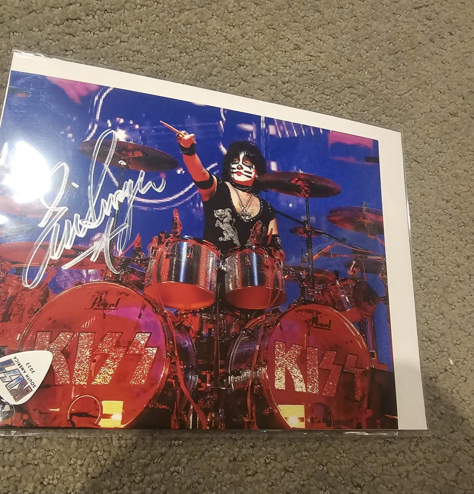 ERIC SINGER 8"X10" PROMO PHOTO FROM MEET AND GREET. SIGNED IN SILVER WITH PICKS, изображение 3