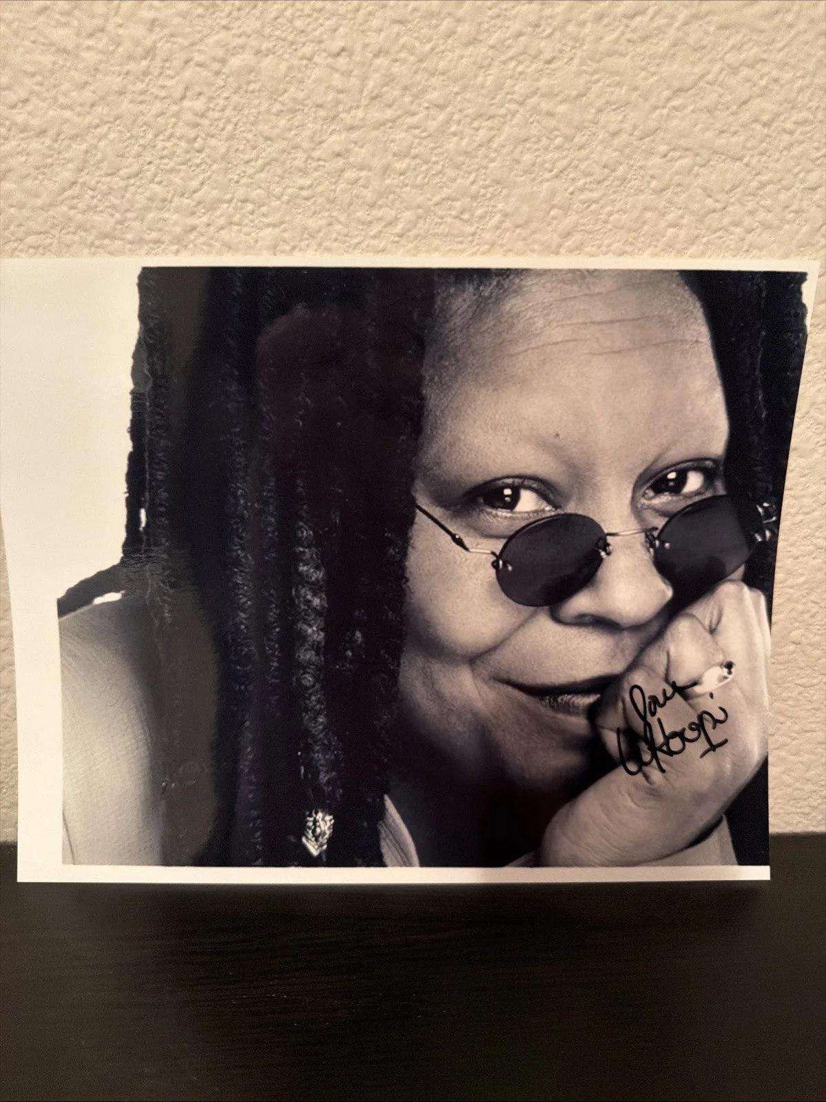 Whoopi Goldberg — Whoopi Goldberg Signed 8x10 Photo Autograph