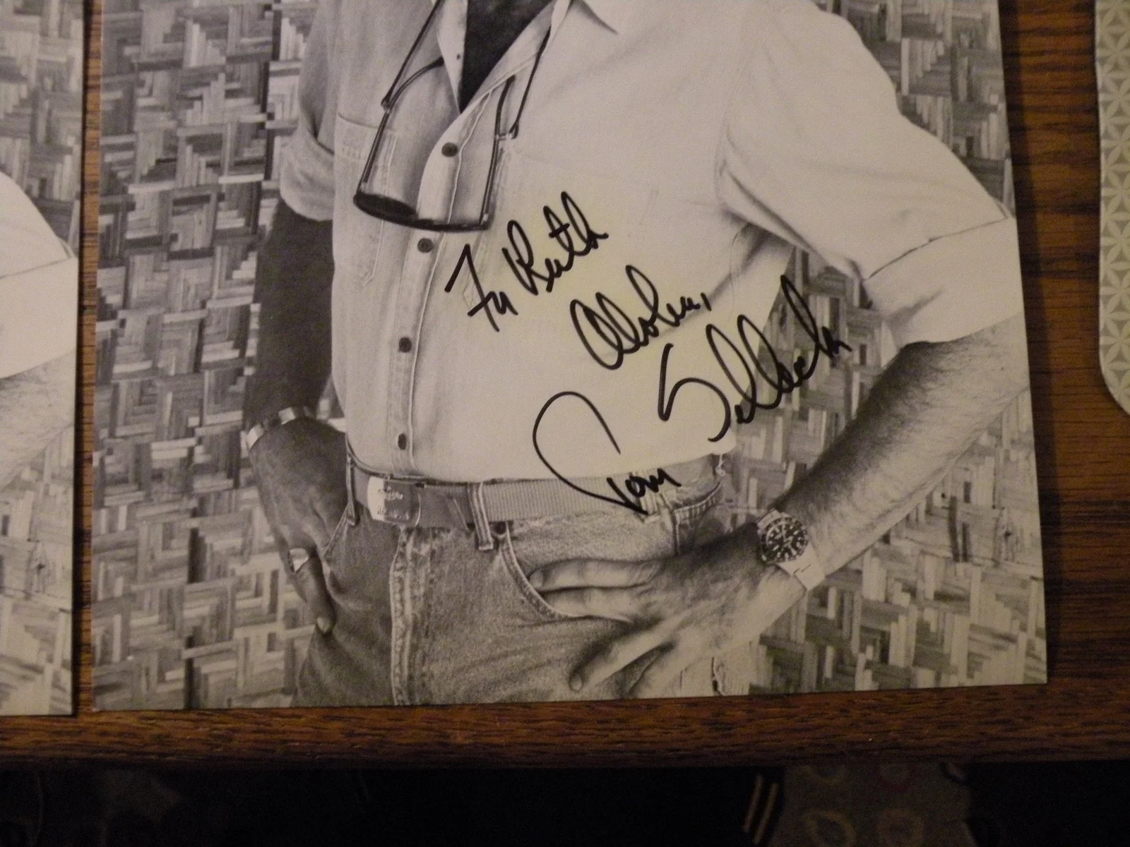 Tom Selleck — 2 Hawaii TOM SELLECK 8X10 SIGNED B&W Photo Magnum P.I. Aloha 1980's Authentic, изображение 3