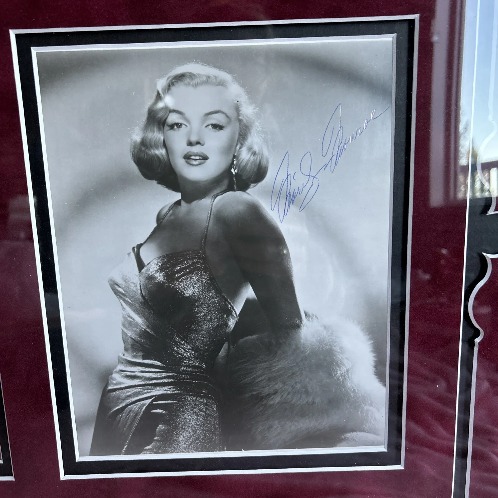 Marilyn Monroe — MARILYN MONROE AUTOGRAPHED PHOTO Frame W Matting & Including All Documents COA, image 2