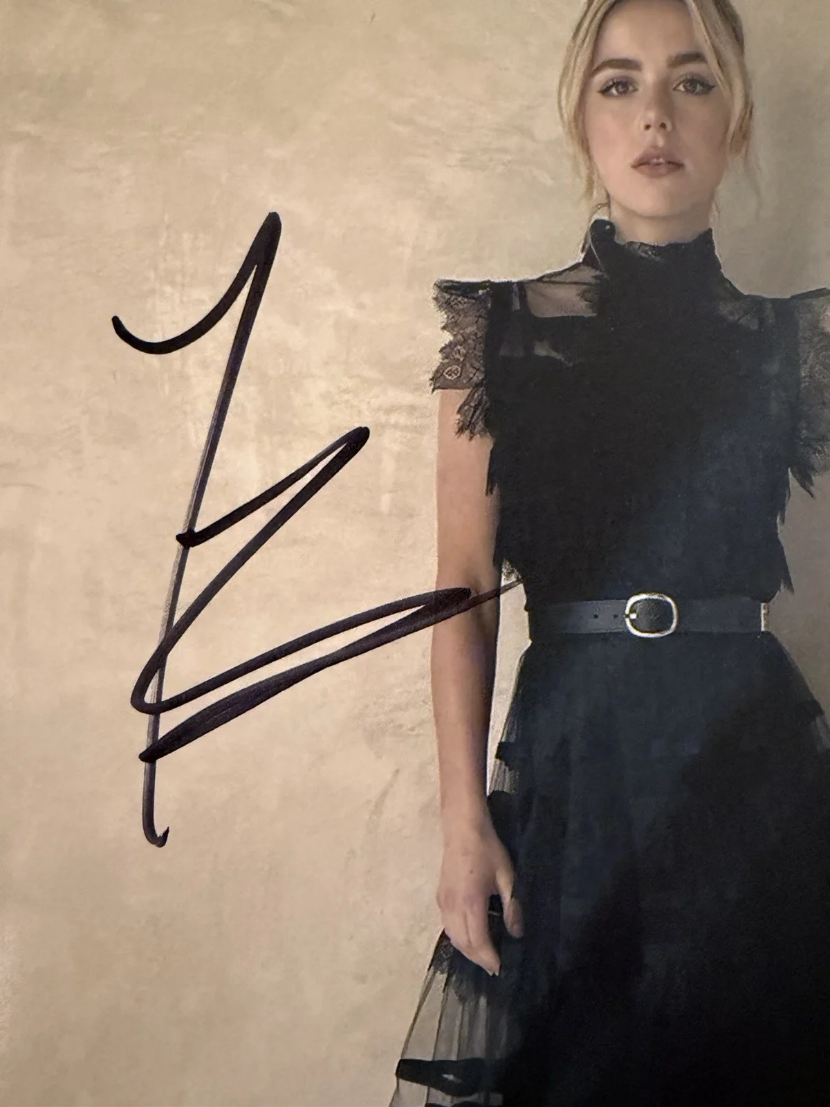 Kiernan Shipka — KIERNAN SHIKPA SIGNED 8x10 AUTOGRAPH SEXY SABRINA PHOTO BECKETT HOLO BV18496, изображение 2
