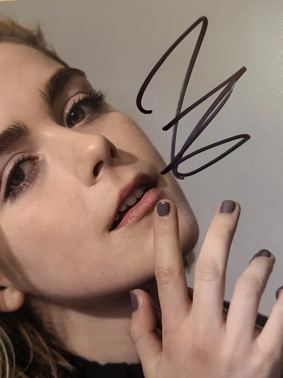 Kiernan Shipka — KIERNAN SHIKPA SIGNED 8x10 AUTOGRAPH SEXY SABRINA PHOTO BECKETT HOLO BV18495, изображение 2