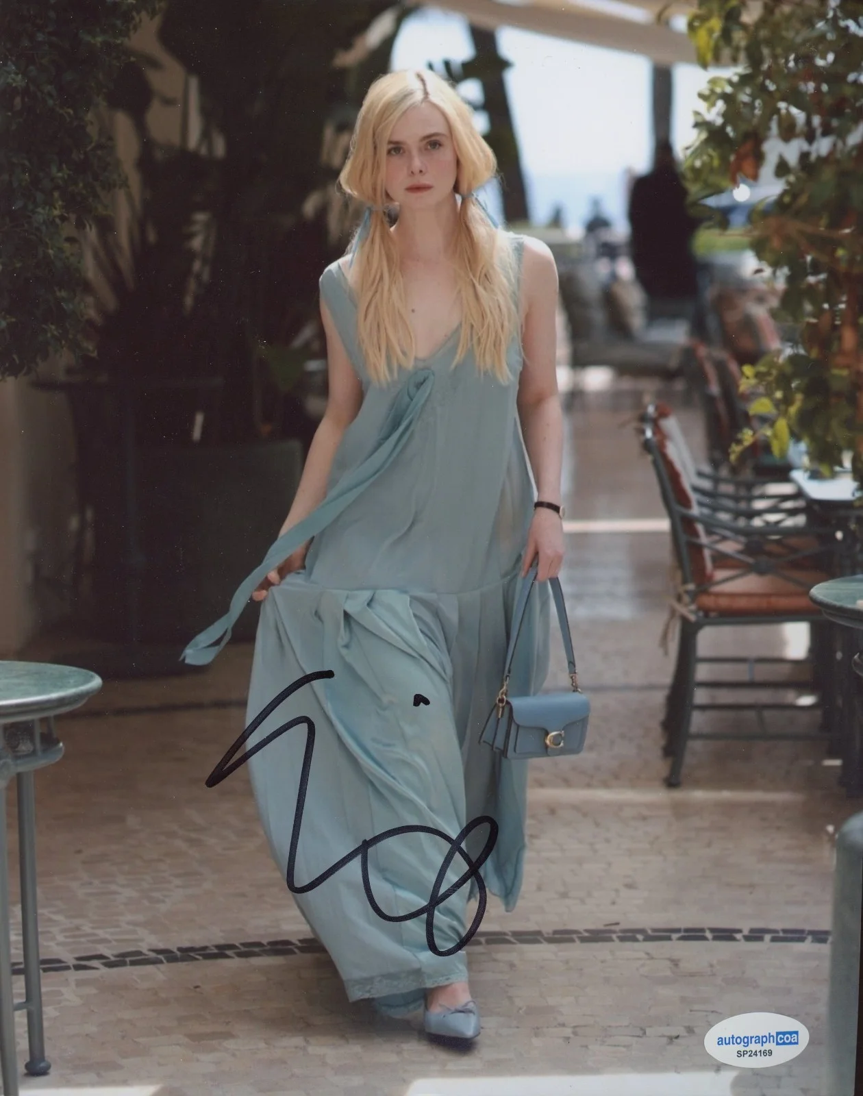 Elle Fanning — Elle Fanning PREDATOR BADLANDS Star Signed Autographed 8x10 Photo ACOA, изображение 2