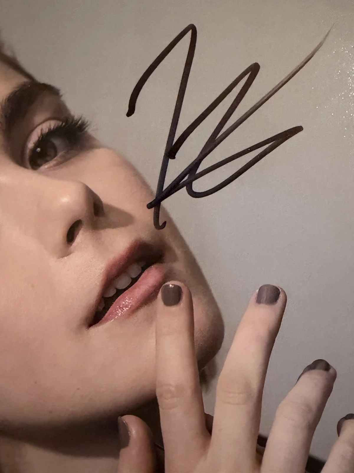 Kiernan Shipka — KIERNAN SHIKPA SIGNED 8x10 AUTOGRAPH SEXY SABRINA PHOTO BECKETT HOLO BV18494, изображение 2