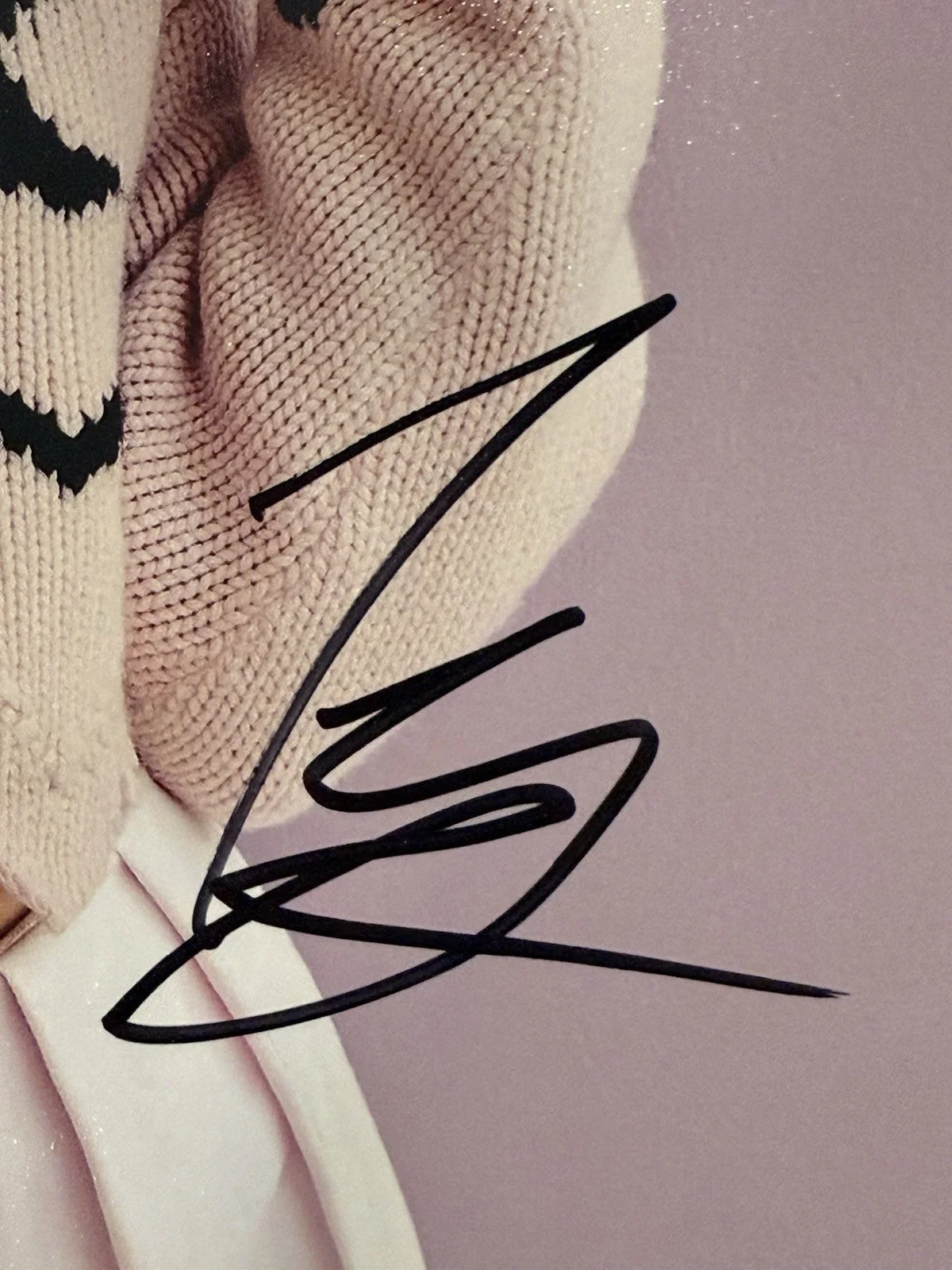 Kiernan Shipka — KIERNAN SHIKPA SIGNED 8x10 SEXY AUTOGRAPH PHOTO BECKETT BQ95755, изображение 2
