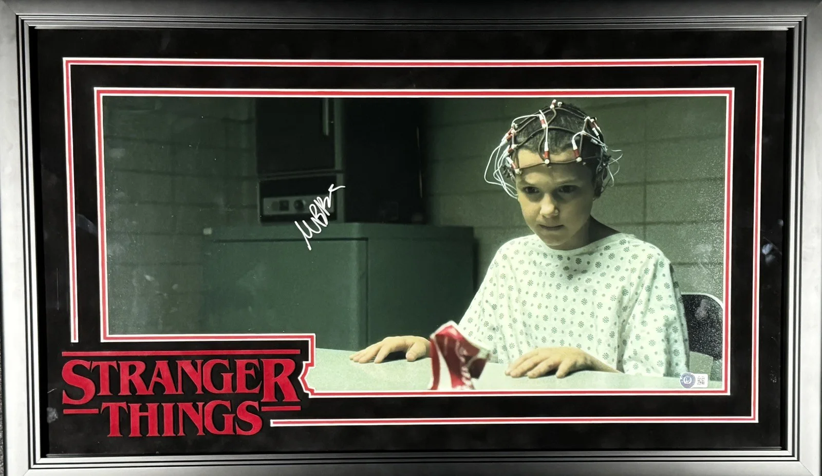 Millie Bobby Brown — Millie Bobby Brown Signed And Custom Framed Stranger Things 10x20 Photo Auto BSA, изображение 2