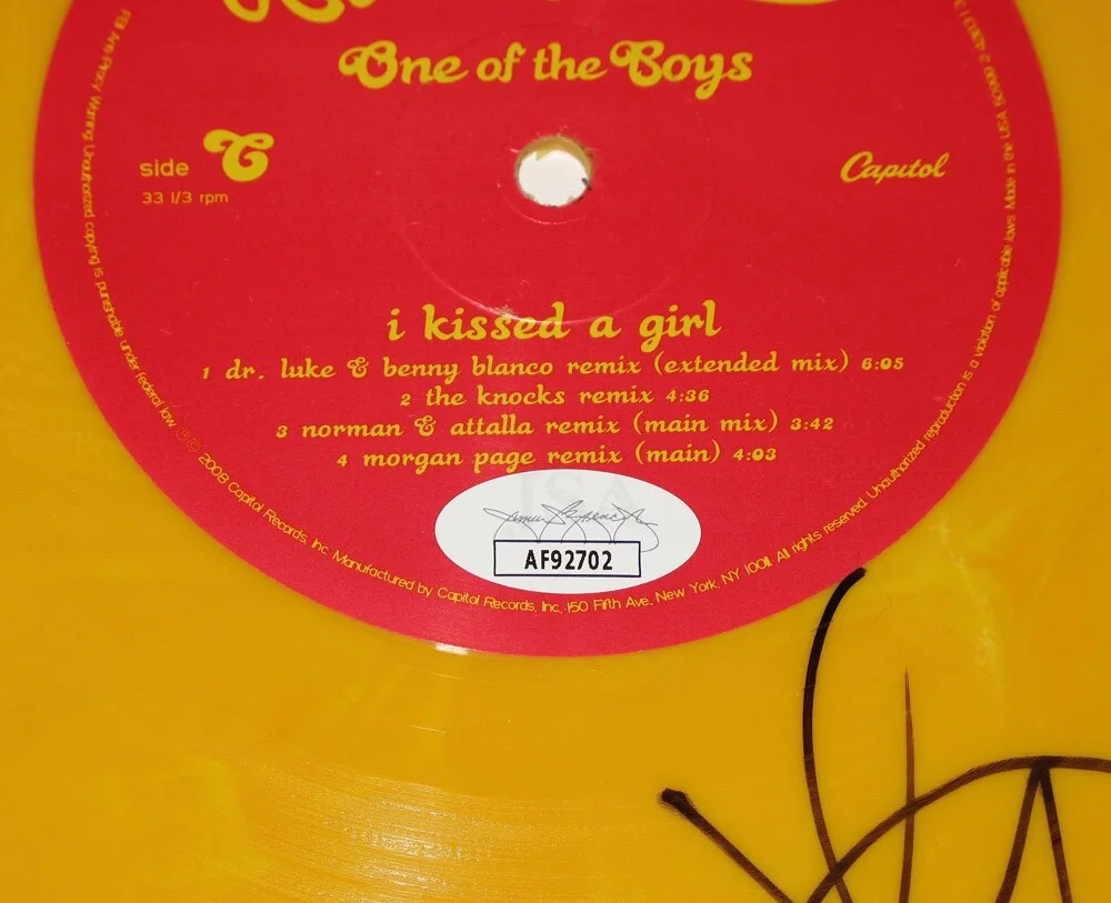 KATY PERRY — KATY PERRY signed "ONE OF THE BOYS" Yellow Vinyl Record PROOF Autographed JSA, изображение 3