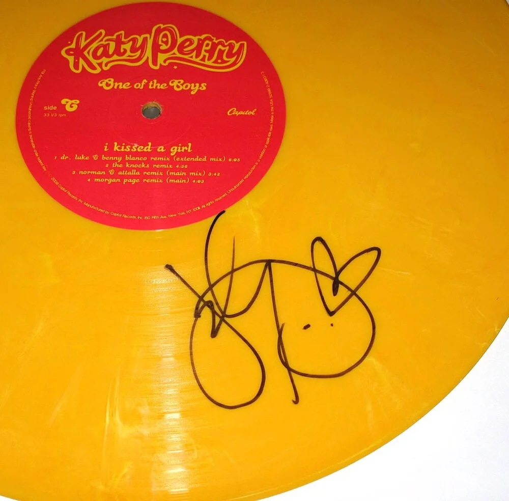 KATY PERRY — KATY PERRY signed "ONE OF THE BOYS" Yellow Vinyl Record PROOF Autographed JSA, изображение 5