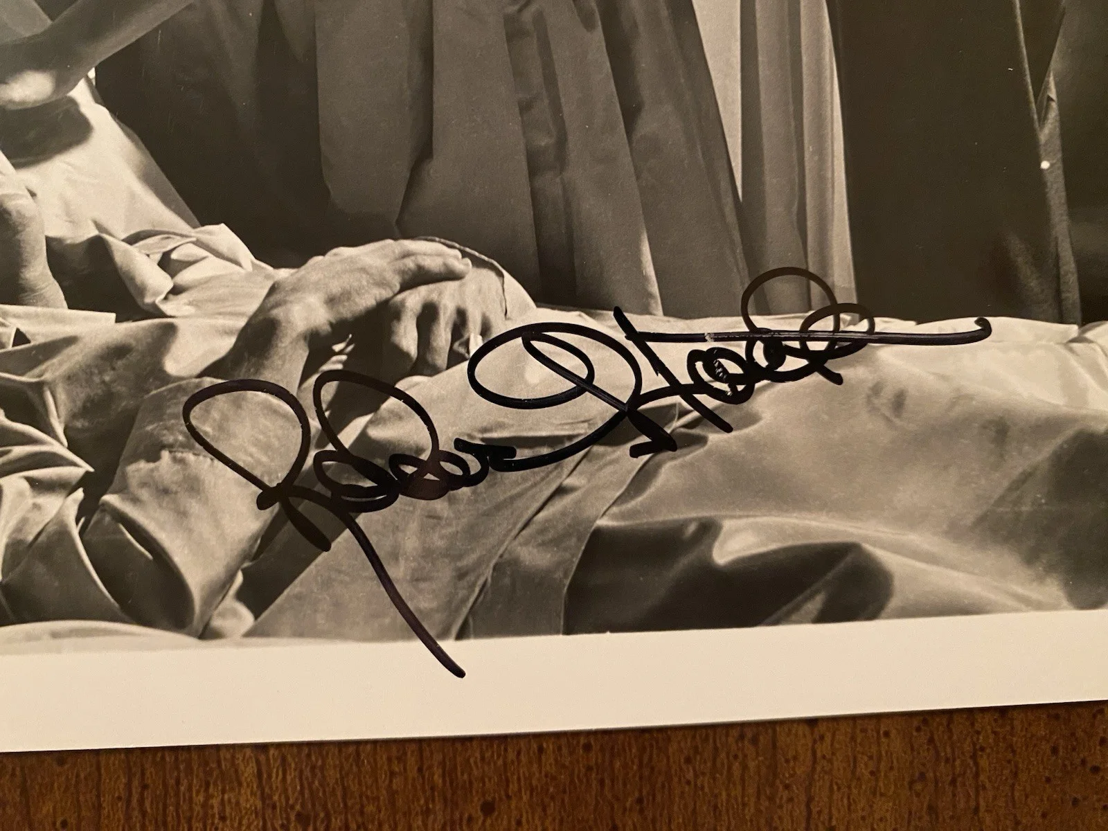 Robert Stack, Lauren Bacall — Robert Stack Lauren Bacall Signed Autographed Photo With COA The Gift Of Love, изображение 4