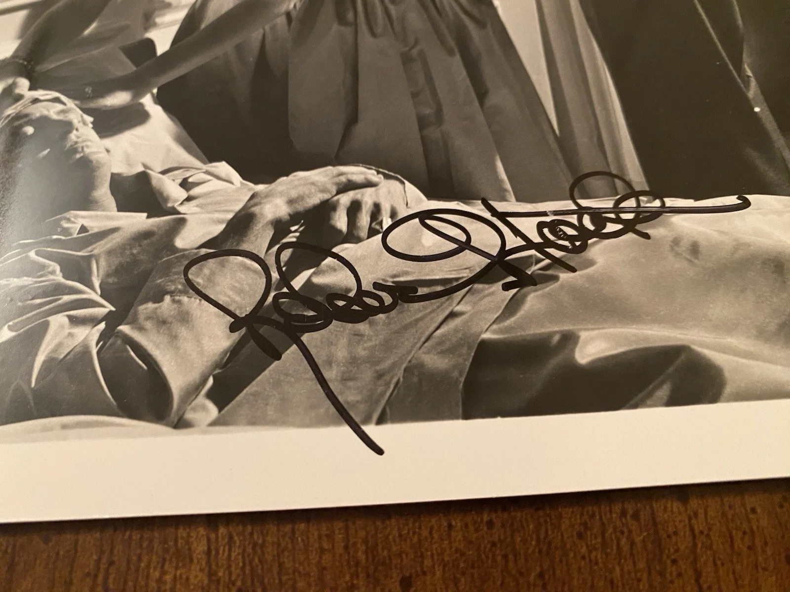 Robert Stack, Lauren Bacall — Robert Stack Lauren Bacall Signed Autographed Photo With COA The Gift Of Love, изображение 5