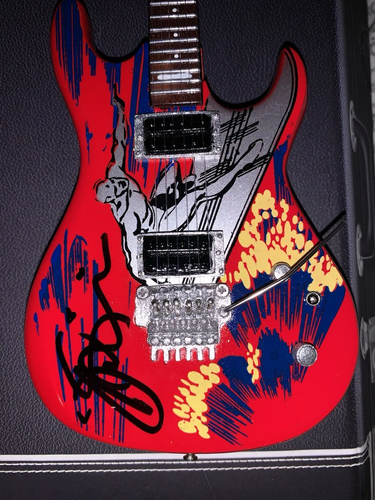 Joe Satriani Signed Surfing With The Alien Mini Guitar PSA/DNA W/ Display Stand, изображение 2