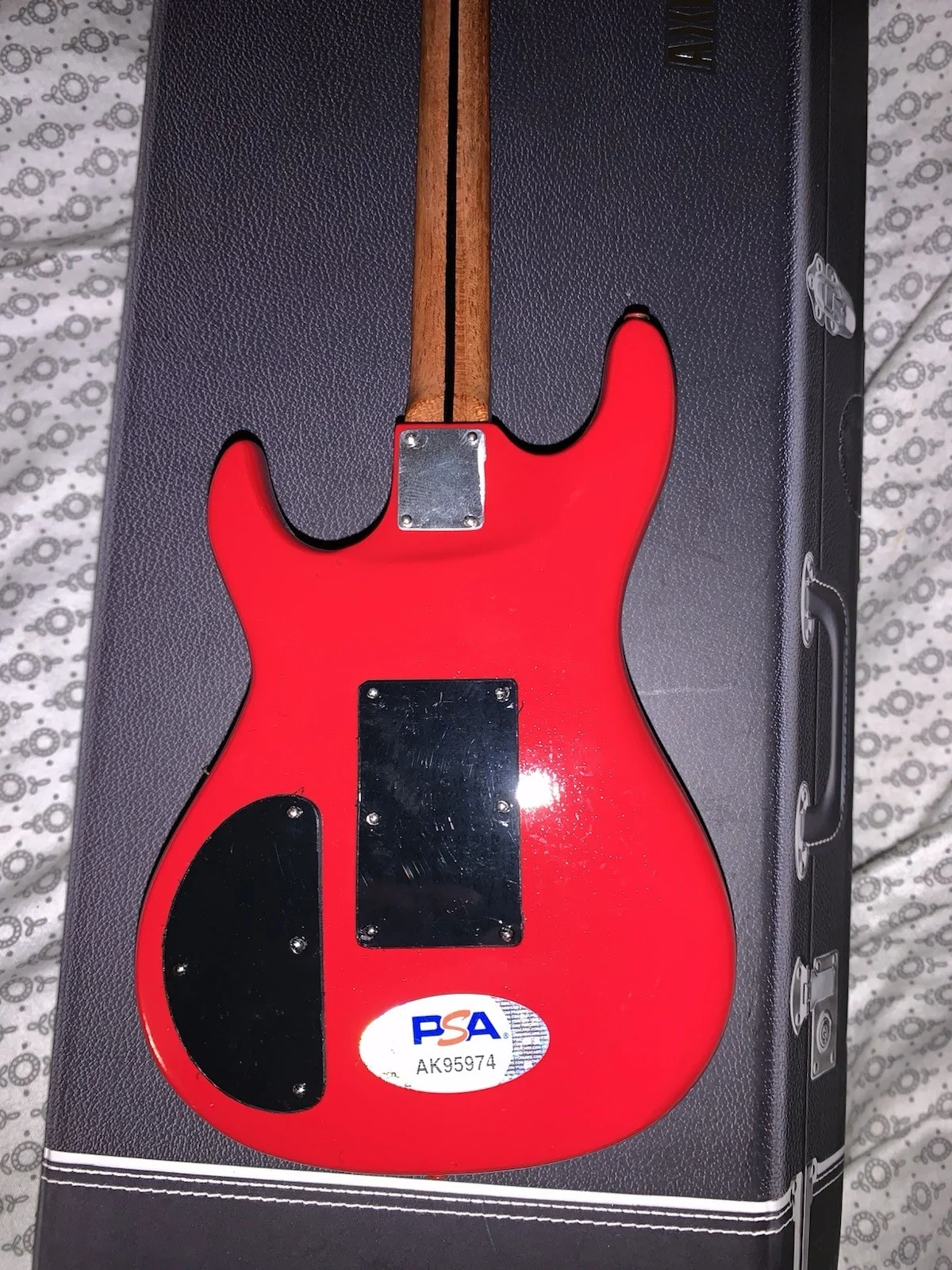 Joe Satriani Signed Surfing With The Alien Mini Guitar PSA/DNA W/ Display Stand, изображение 3