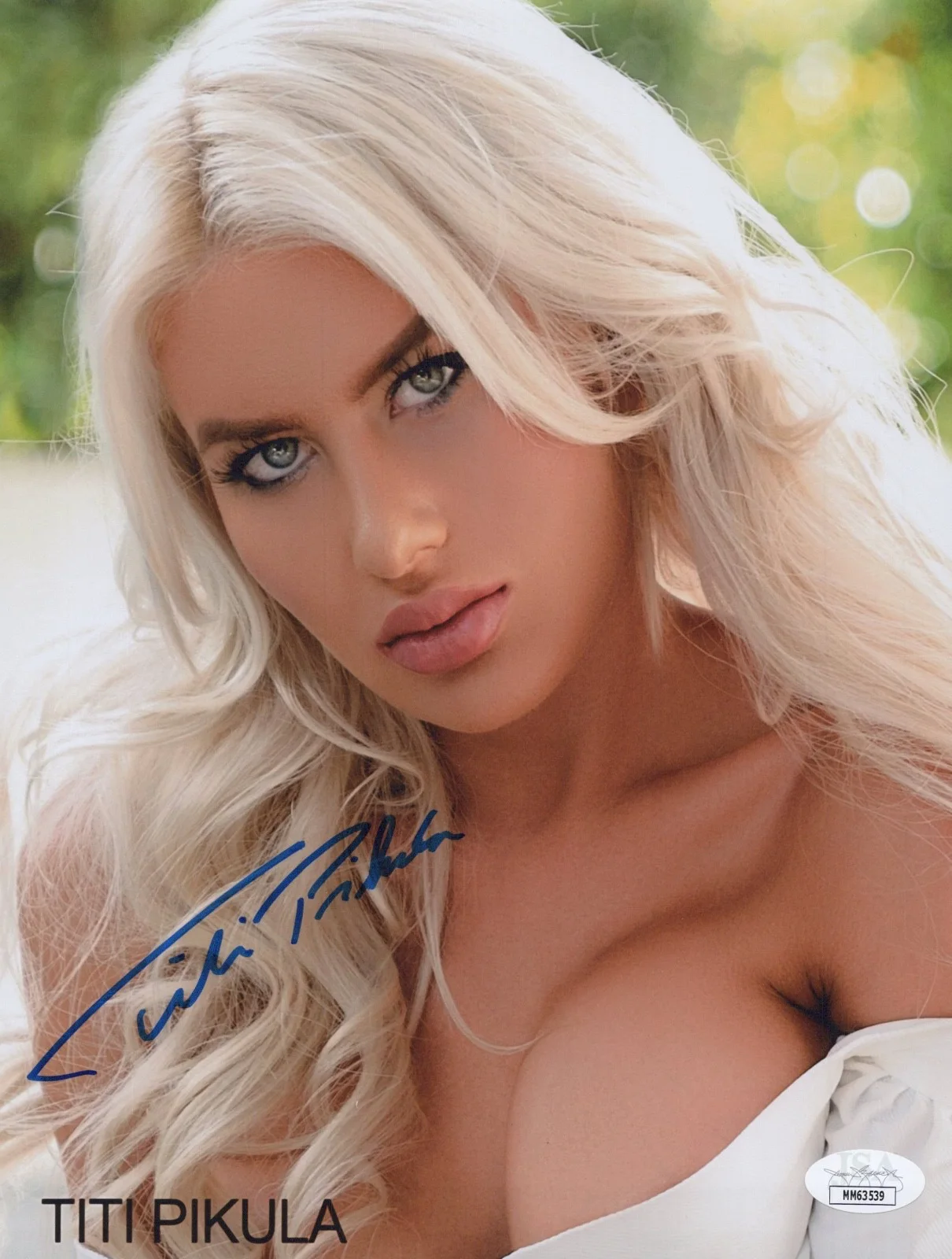 TITI PIKULA — TITI PIKULA Authentic Hand-Signed "SEXY Instagram Model" 8x10 Photo (JSA COA)