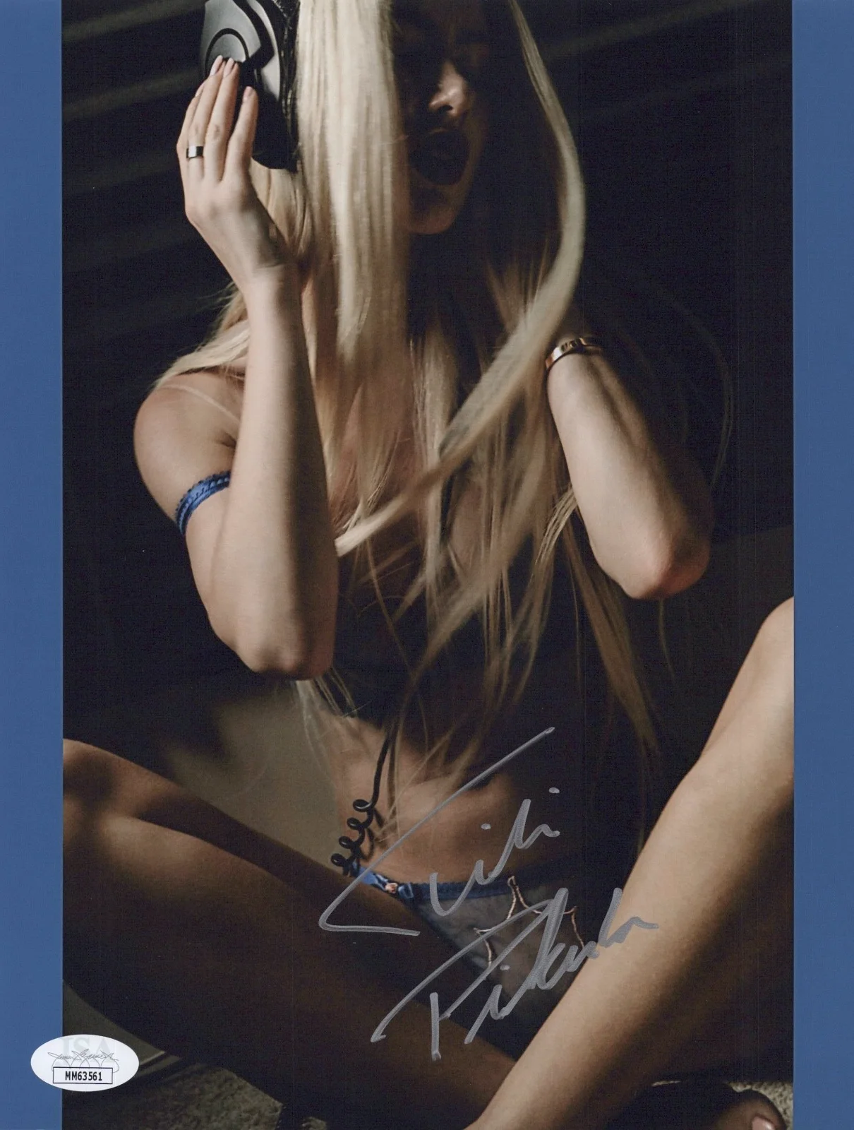 TITI PIKULA — TITI PIKULA Authentic Hand-Signed "SEXY Instagram Model" 8x10 Photo (JSA COA)