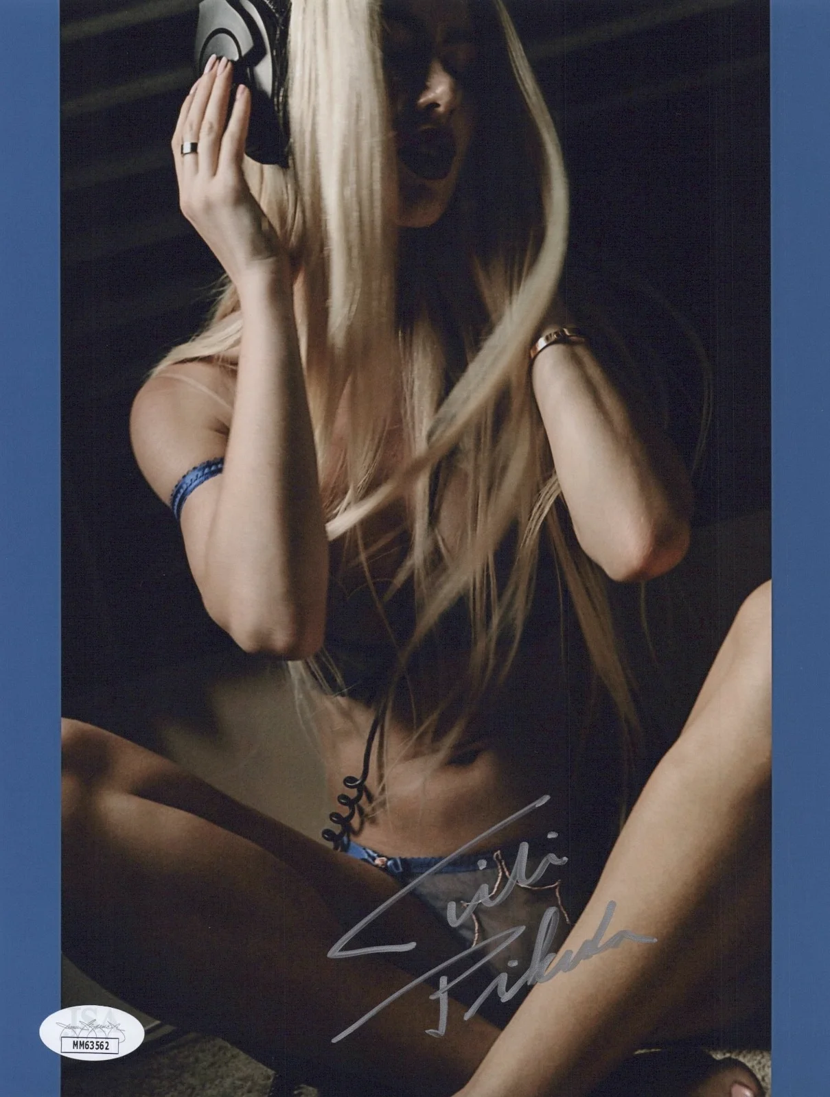 TITI PIKULA — TITI PIKULA Authentic Hand-Signed "SEXY Instagram Model" 8x10 Photo (JSA COA)