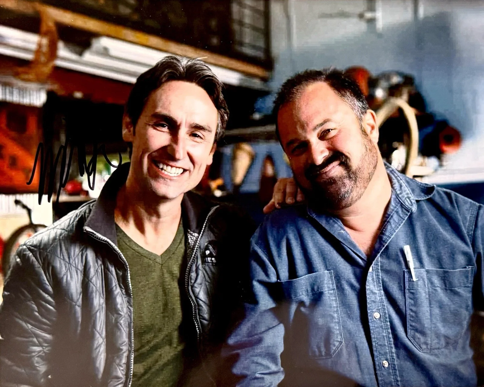 Mike Wolfe — MIKE WOLFE HAND SIGNED 8X10 AMERICAN PICKERS ANTIQUE ARCHAEOLOGY FRANK FRITZ