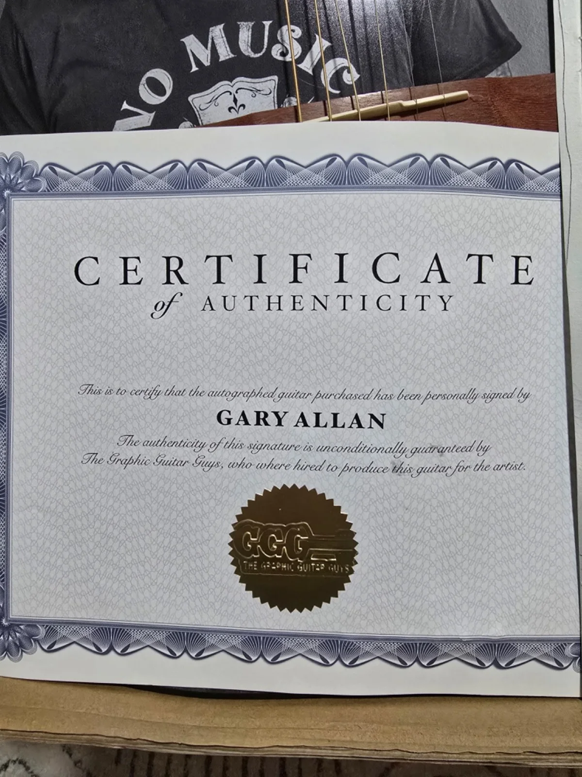 Gary Allen — Gary Allen Signed Autograph Gibson Epiphone Guitar & Every Storm- GGA Certified, изображение 2