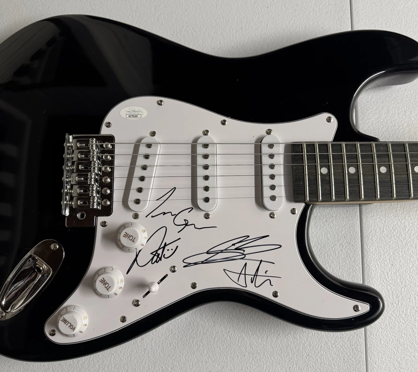 Movements Signed Autographed Band Guitar All 4 Members JSA COA, image 2