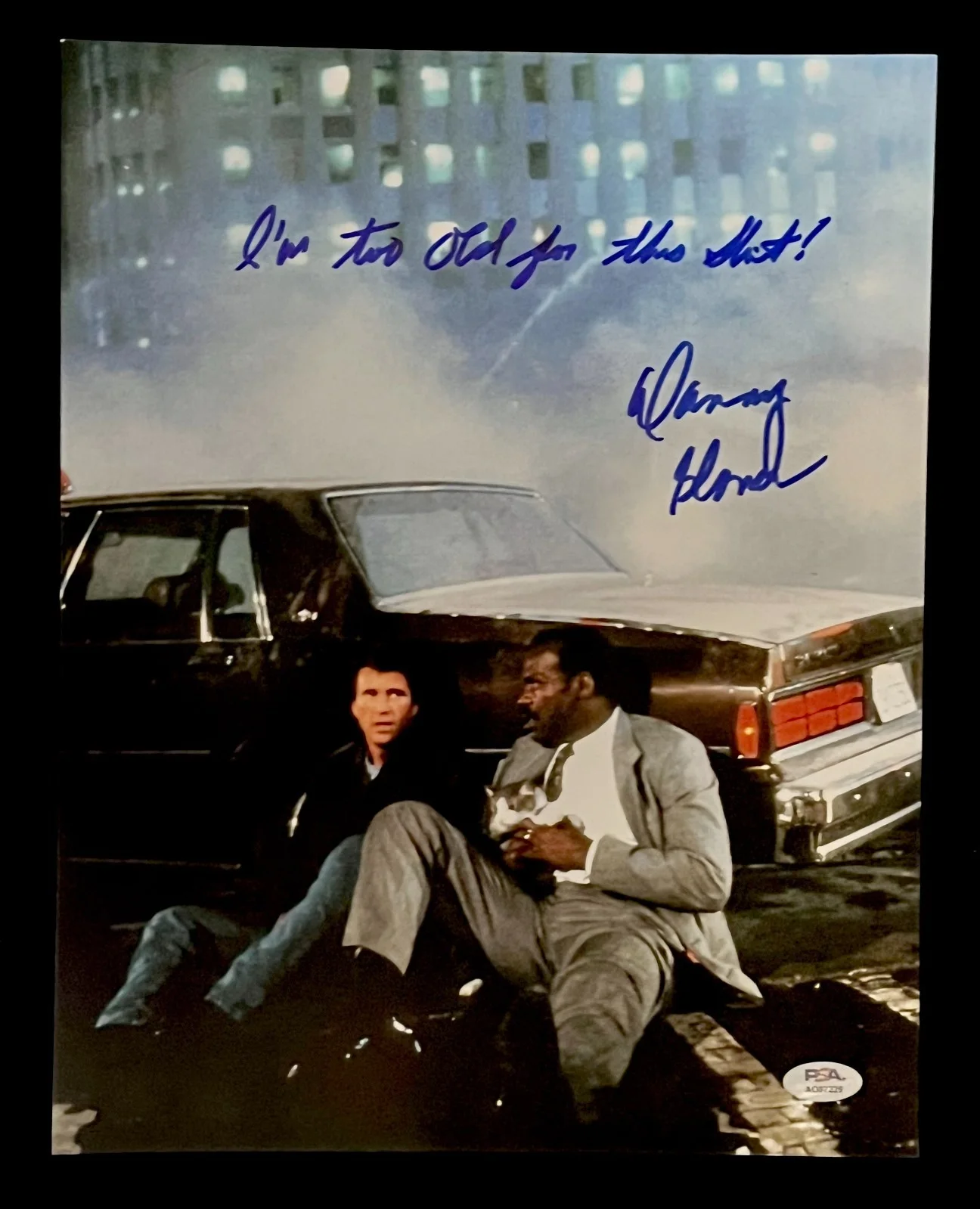 DANNY GLOVER — DANNY GLOVER SIGNED GLOSSY 11X14 PHOTO W/ MEL GIBSON. PSA COA. LETHAL WEAPON C