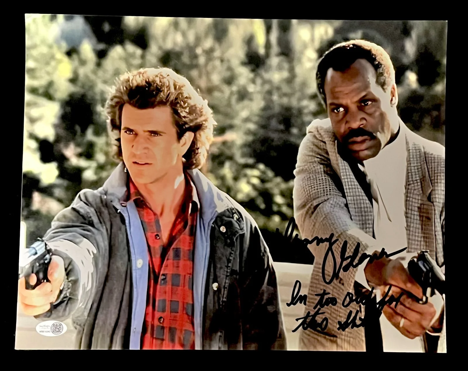 DANNY GLOVER — DANNY GLOVER SIGNED METALLIC 11X14 PHOTO W/ MEL GIBSON. JSA COA. LETHAL WEAPON A
