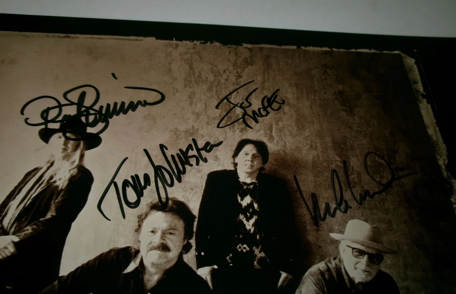 FRAMED Doobie Brothers Walk This Road SIGNED Album Flat JSA CERT, image 3