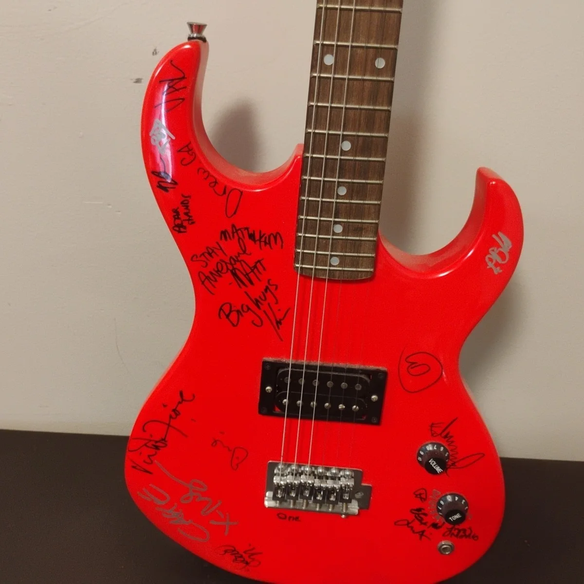 Signed Guitar From CD102.5 Summer Festival 2015 Cake, Glass Animals, Matt & Kim, изображение 2