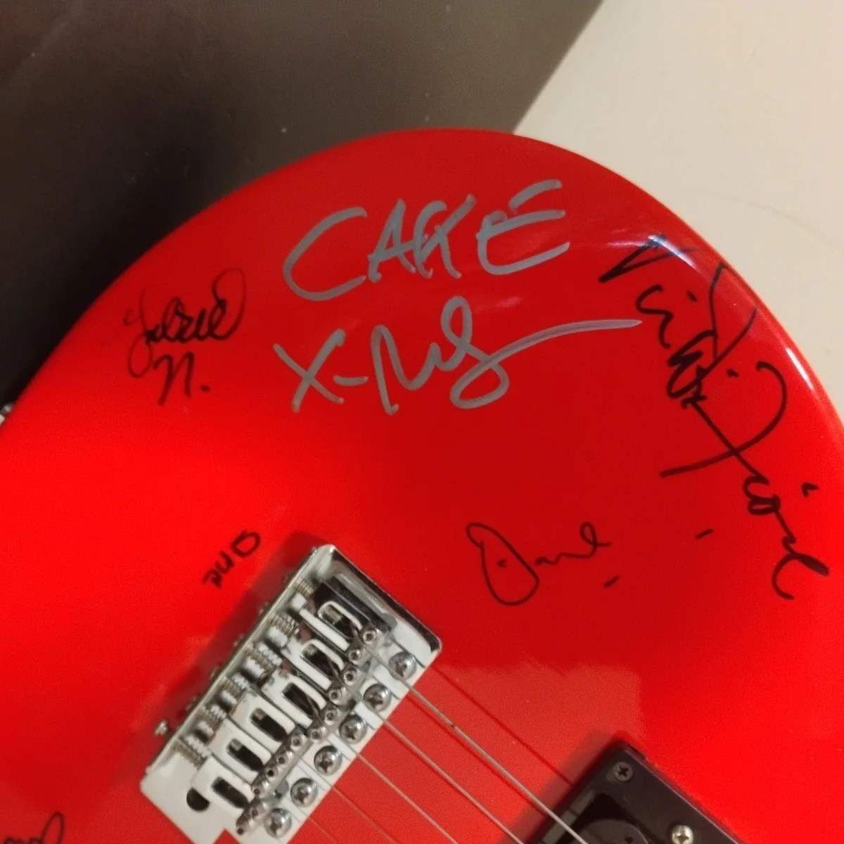 Signed Guitar From CD102.5 Summer Festival 2015 Cake, Glass Animals, Matt & Kim, изображение 3
