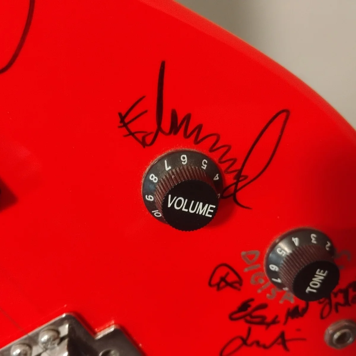 Signed Guitar From CD102.5 Summer Festival 2015 Cake, Glass Animals, Matt & Kim, изображение 4