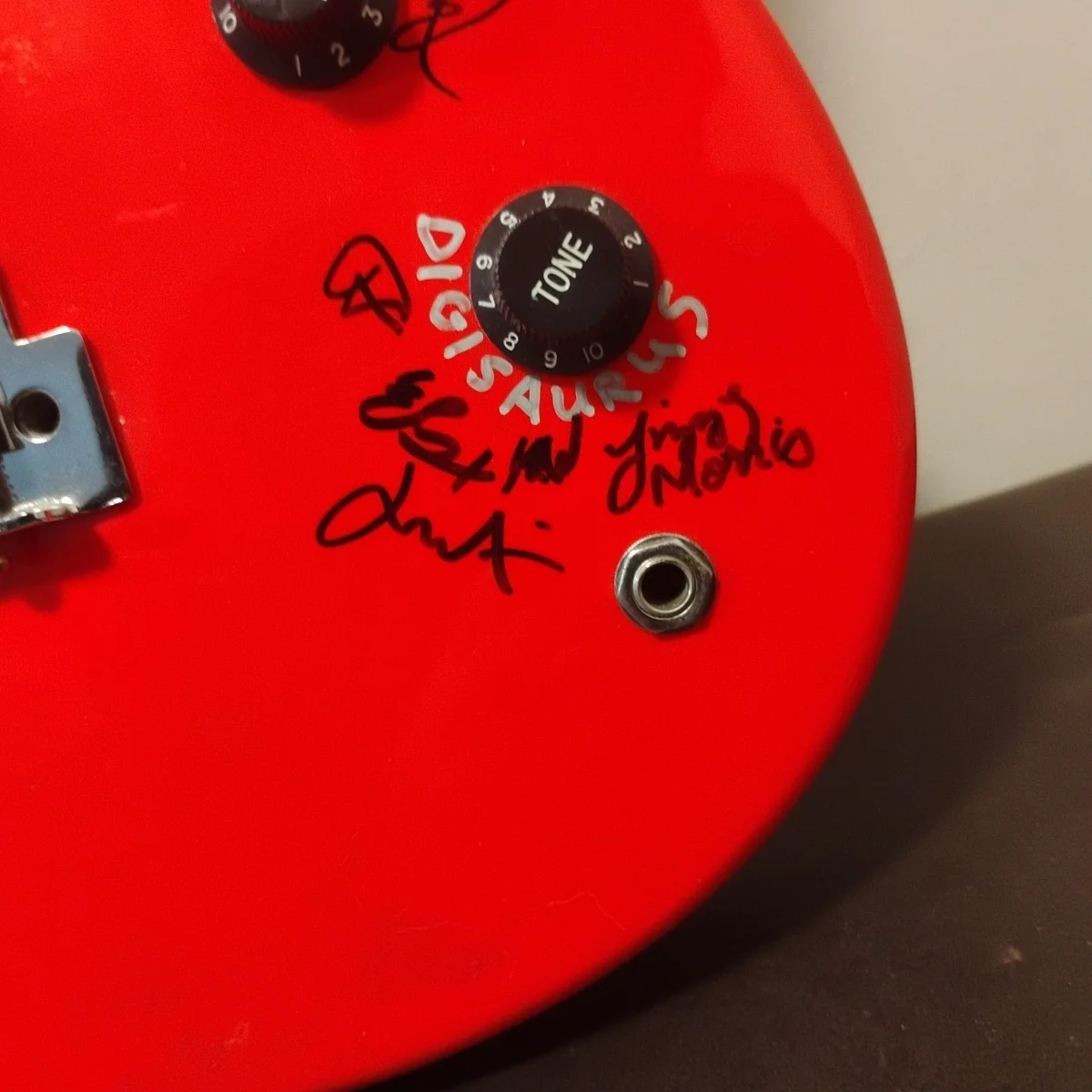 Signed Guitar From CD102.5 Summer Festival 2015 Cake, Glass Animals, Matt & Kim, изображение 5