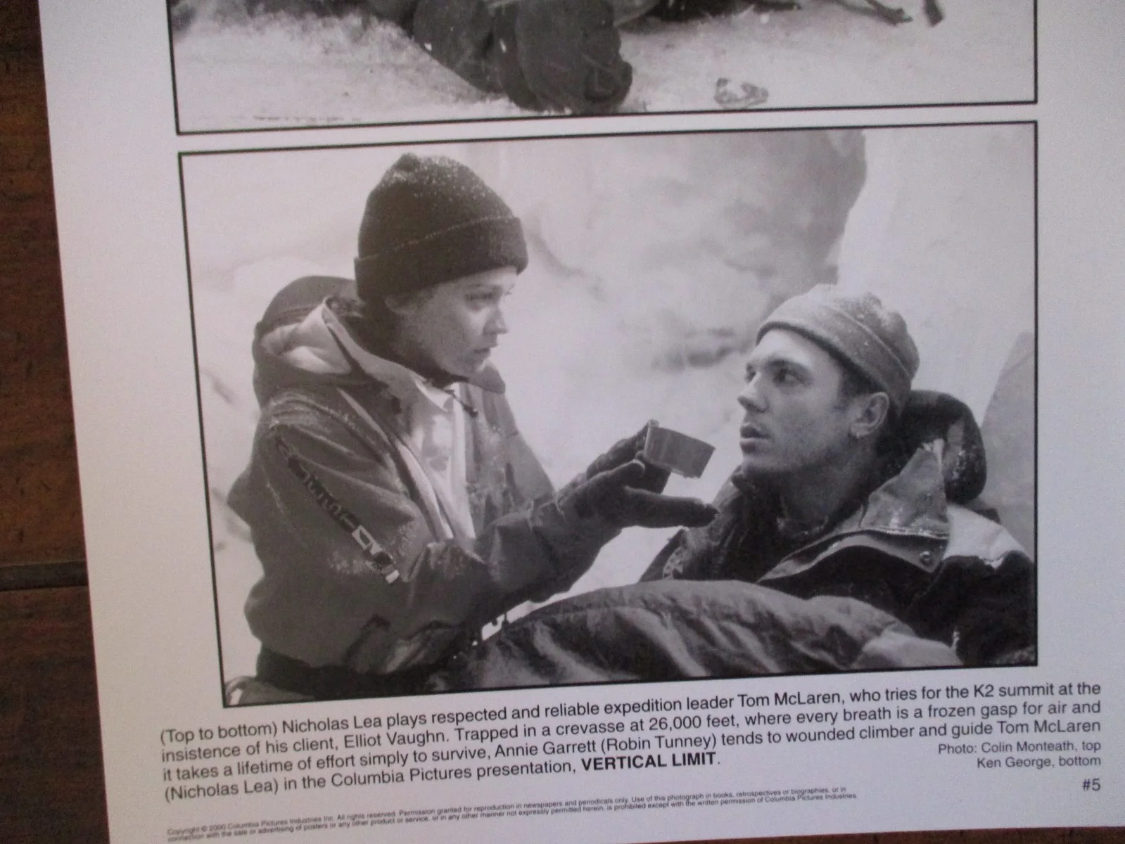 Robin Tunney/Nicholas Lea("VERTICAL LIMIT")2000 8 x 10 Black & White Press Photo, изображение 2