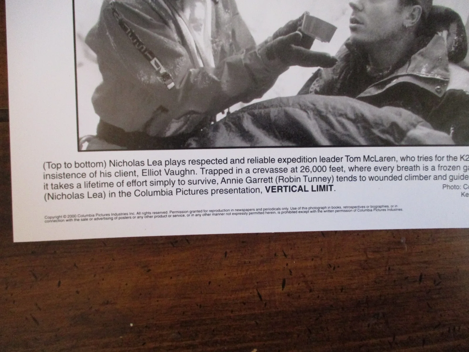Robin Tunney/Nicholas Lea("VERTICAL LIMIT")2000 8 x 10 Black & White Press Photo, изображение 3