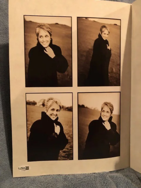 Joan Baez — SIGNED / JSA CERTIFIED Joan Baez 2000 Tour Program, изображение 3